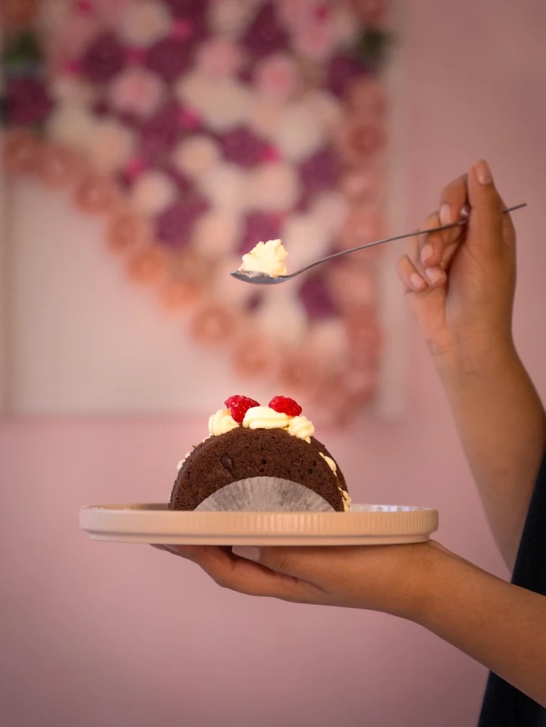 Schokoladendessert mit Sahne und Himbeeren wird im Café Paradiso serviert
